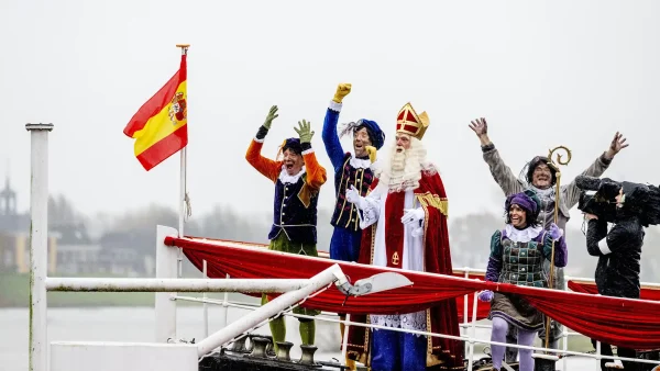 Foto van de intocht van Sinterklaas, met de Sint, Hoofdpiet en Malle Pietje voor op de Stoomboot