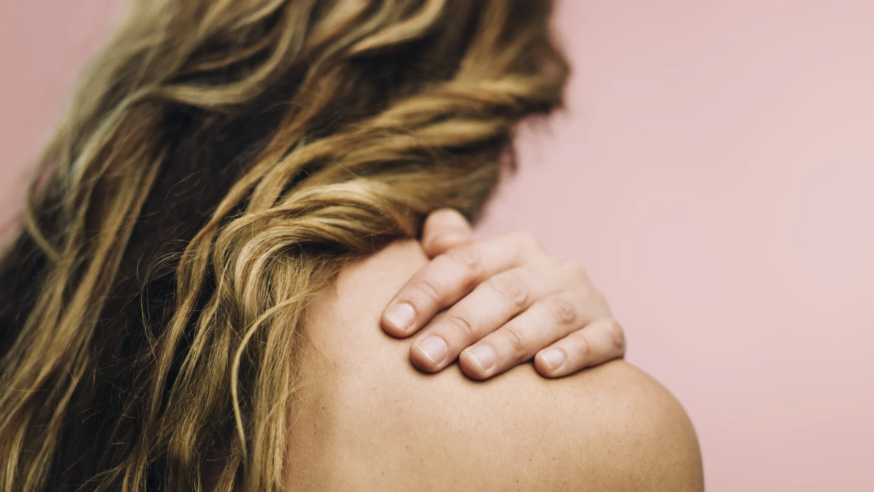 Vrouw met hand op schouder