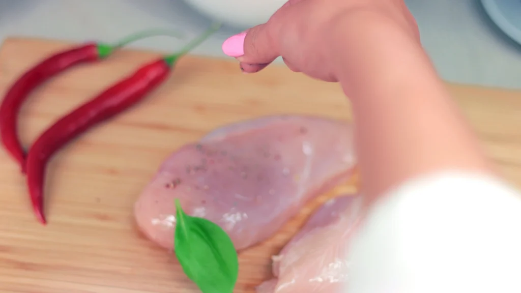 kamer en kwel Gianna rauwe kip op plank met vrouwenhand met lange roze gelakte nagels