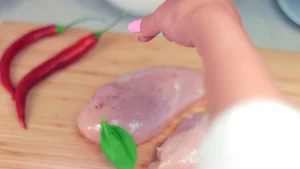 Thumbnail voor Gianna's (25) huisgenoot liet rauwe kip vier dagen buiten de koelkast staan: 'Daarna at ze het gewoon op'