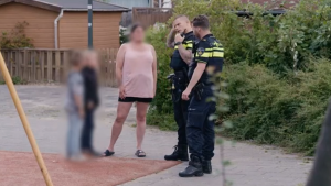 Thumbnail voor In 'Bureau Rotterdam' ziet vrouw haar zoon in elkaar geslagen worden: 'Ze stonden het nog te filmen ook'