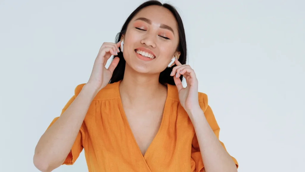 Vrouw heeft AirPods in
