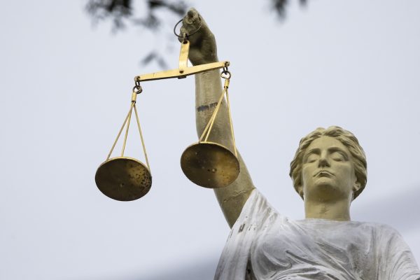 Vrouwe Justitia op het gerechtsgebouw in Rotterdam