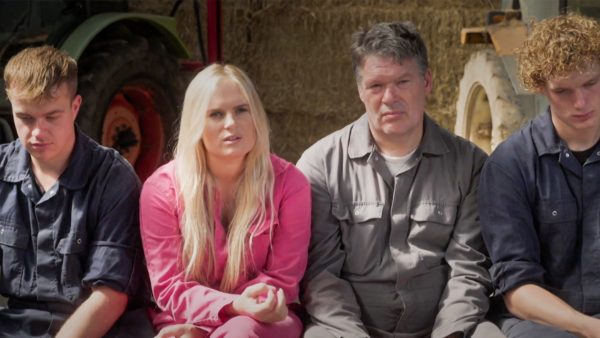 Jasmijn (23) is net moeder van zoon Gijs en werkt op boerderij van haar ouders: 'Hij gaat overal mee naartoe'