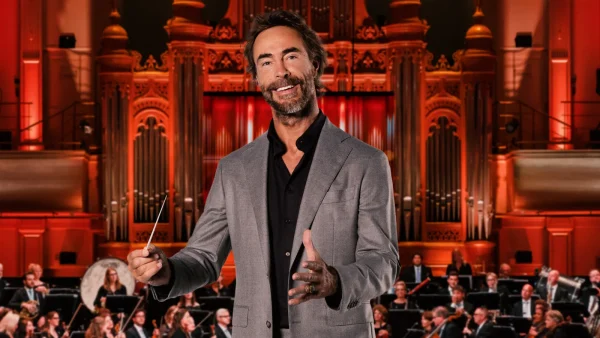 Chris Zegers staat voor het orkest voor het programma Maestro