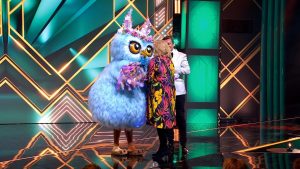 Thumbnail voor Loretta Schrijver kust in 'The Masked Singer' de snavel van de Uil: 'Mooi van dichtbij'