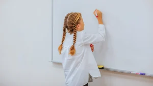 Thumbnail voor Witte meisjes krijgen op hun basischoolrapport vaker complimenten dan anderen