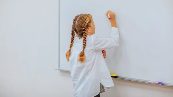 Witte meisjes krijgen meer complimenten op hun basisschoolrapport