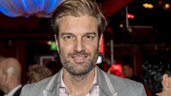 Portretfoto van acteur Bas Muijs