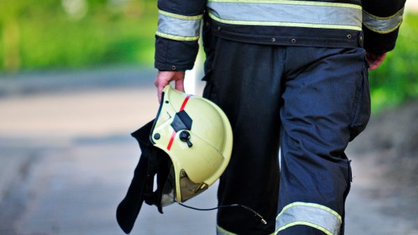 brandweer met helm in hand