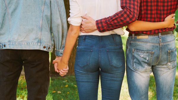 Maria (58) heeft een man én een vriend: 'Veel mensen in mijn omgeving fantaseren erover hetzelfde te doen'
