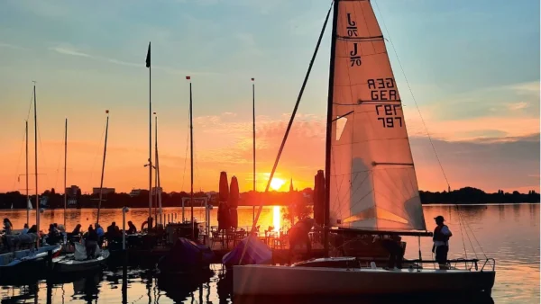 Een mooie lucht met een boot in Hamburg