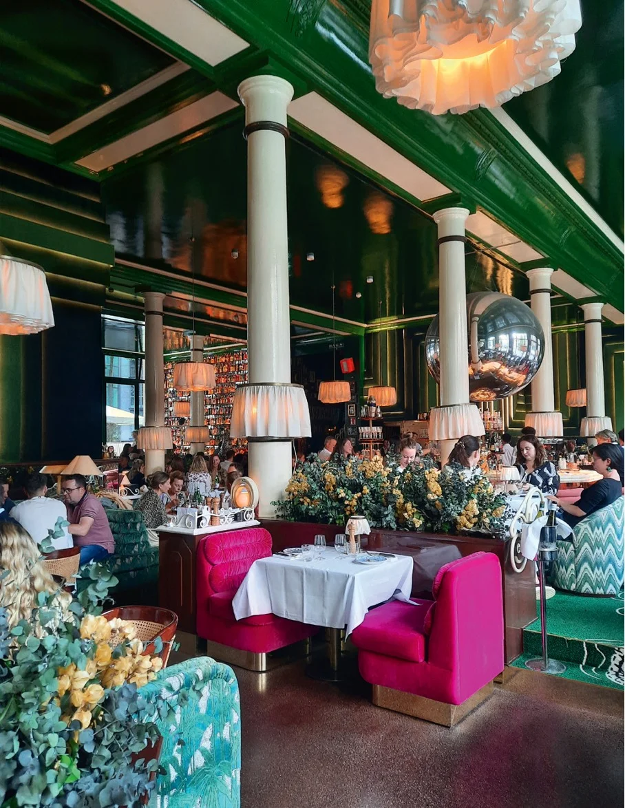 Restaurant in Hamburg met roze stoelen en groene muren