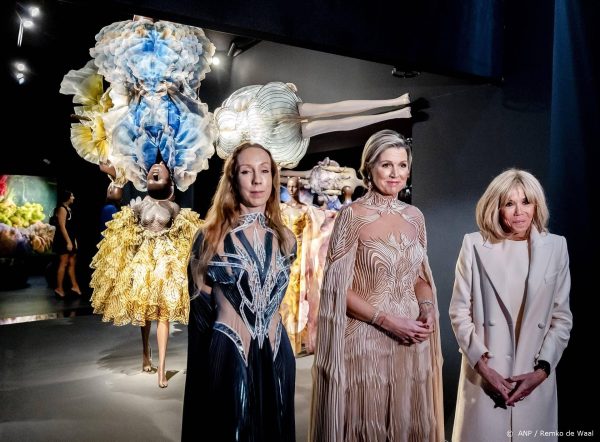 Stijlvolle combi: Máxima in Parijs voor opening tentoonstelling Iris van Herpen