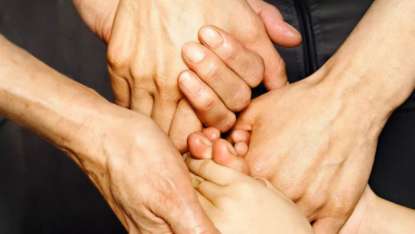 Drie vrouwen houden elkaars handen vast | Dorieke brak met vreemdgaande man: 'Samen met onze dochters '