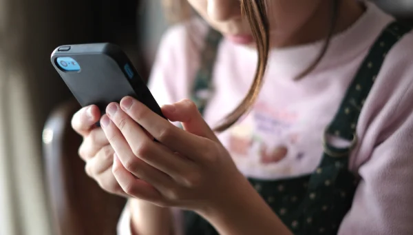 Frans meisje (8) redt oma van hartaanval: 'Ze hielp tot de hulpdiensten arriveerden'