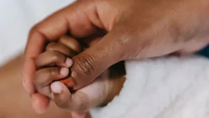 Thumbnail voor 70-jarige vrouw uit Oeganda na ivf bevallen van tweeling: 'Een wonder, wat een prestatie'