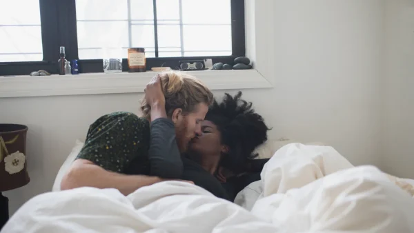 Man en vrouw hebben de eerste keer samen in bed
