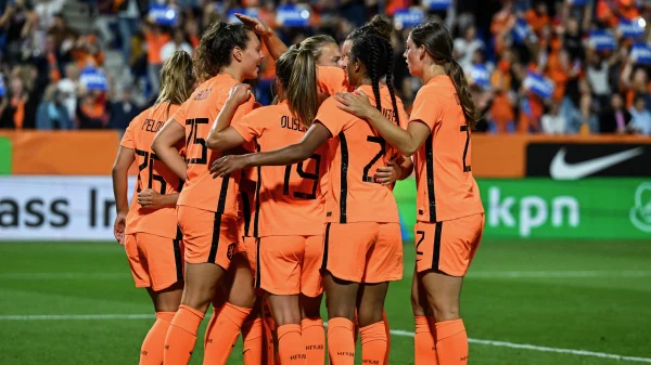 De Nederlandse voetbalvrouwen - Oranje Leeuwinnen - vieren de 2-1 tegen Schotland | Lekker loeren