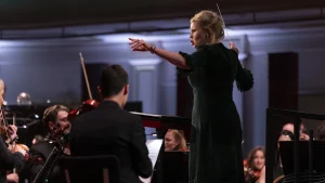 Thumbnail voor 'Ongekend droge' dirigent in spe Tjitske Reidinga werkt op de lachspieren in 'Maestro'