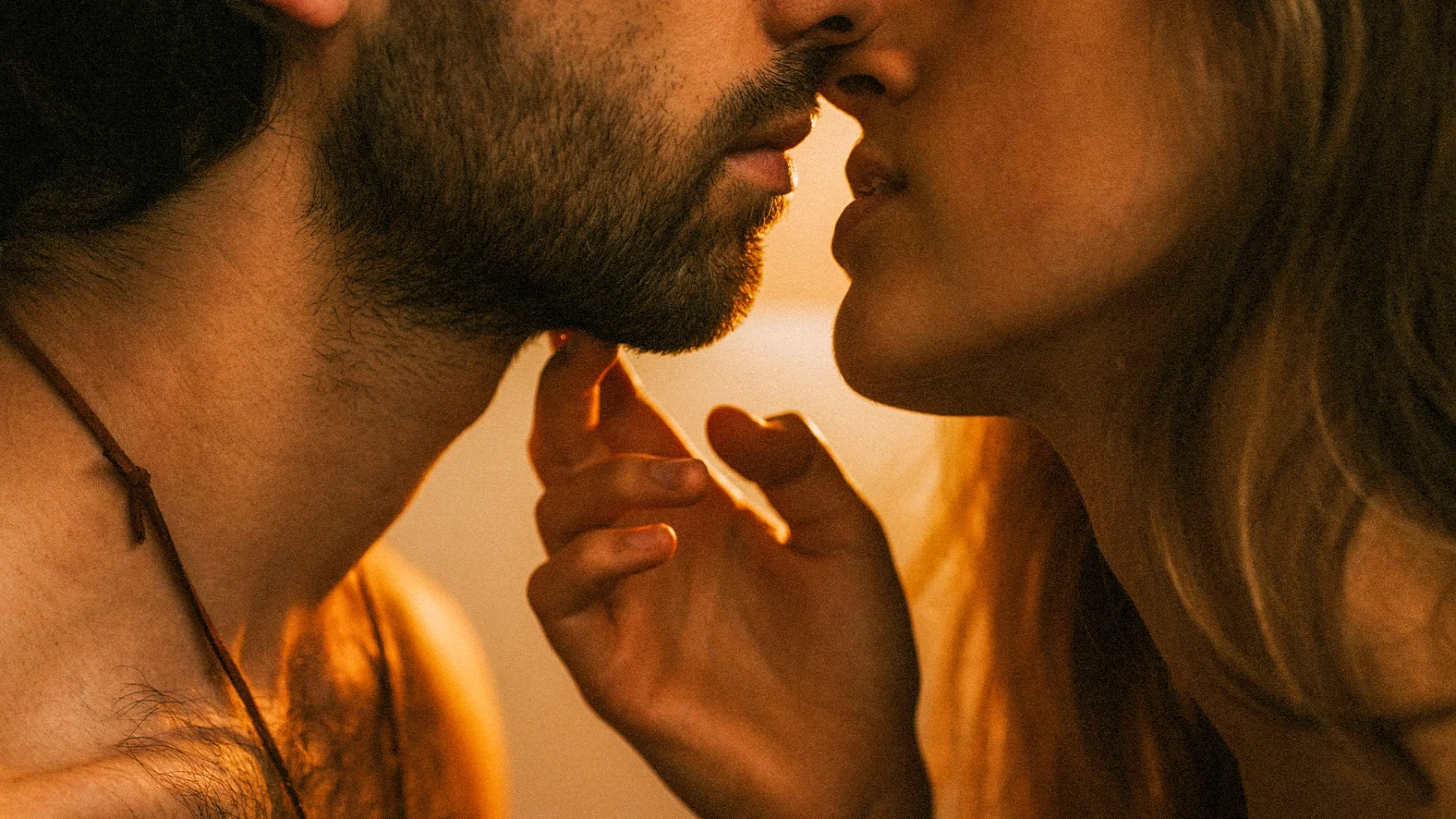 Man en vrouw geven elkaar een kus