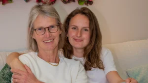 Thumbnail voor Na borstkanker ontwikkelt Pien samen met dochter app om ziekteproces te delen: 'Zo voelde ik me gezien'