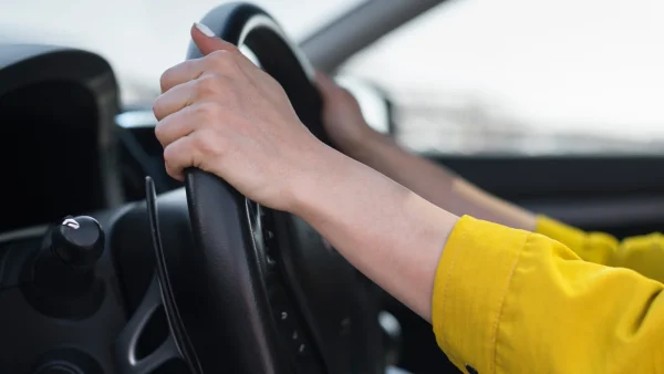 Vrouw houdt twee handen aan het stuur als ze spookrijder kruist