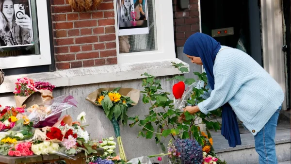 Vrouw legt bloemen bij huis van slachtoffers Fouad L.