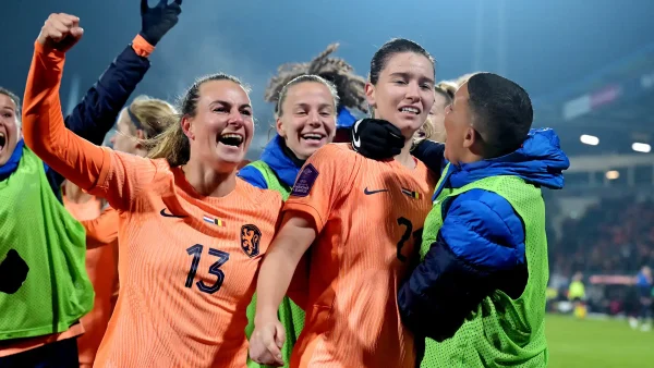 De Oranje Leeuwinnen juichen na hun winst tegen België