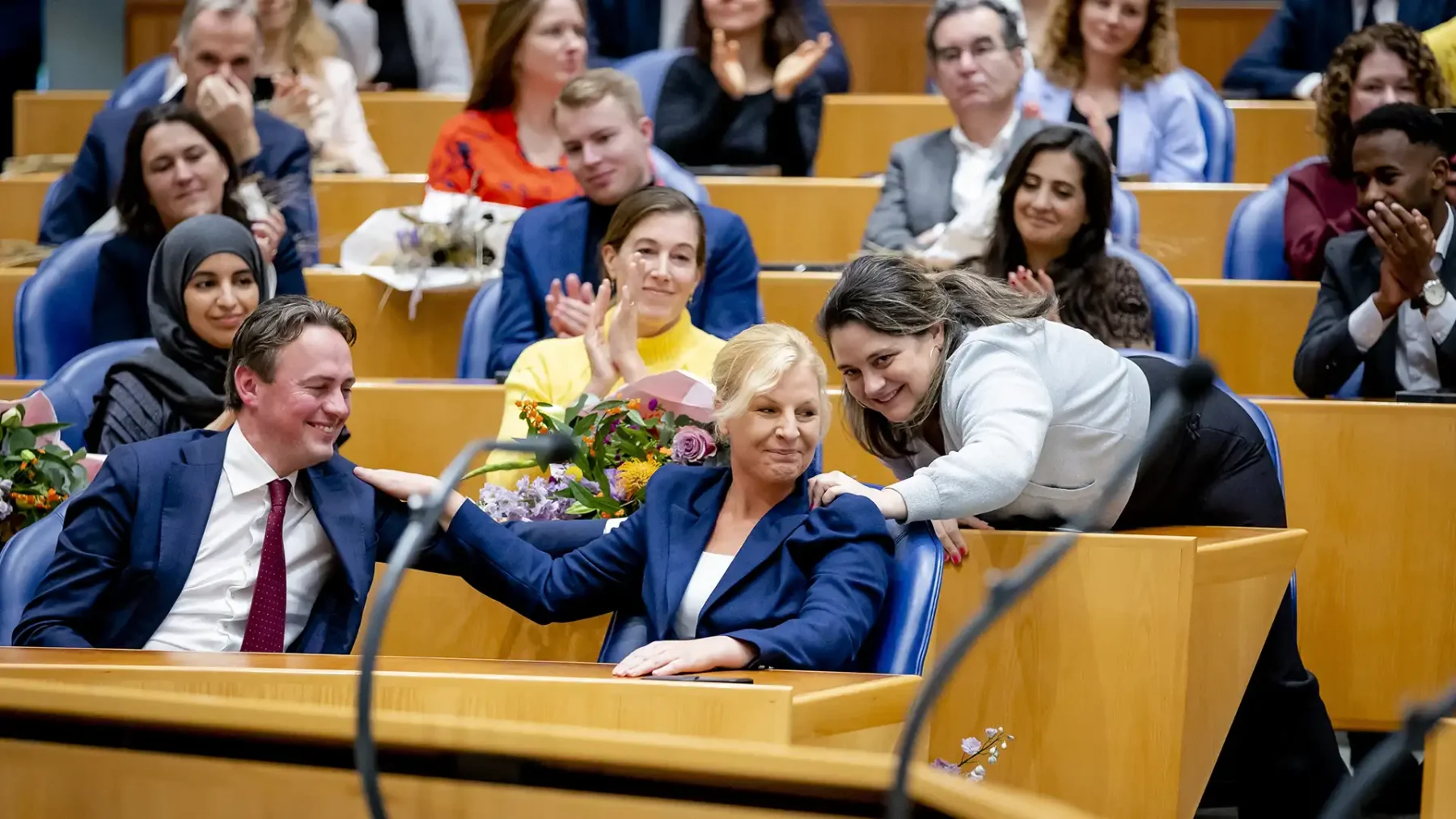 Foto van het afscheid van oude leden van de Tweede Kamer