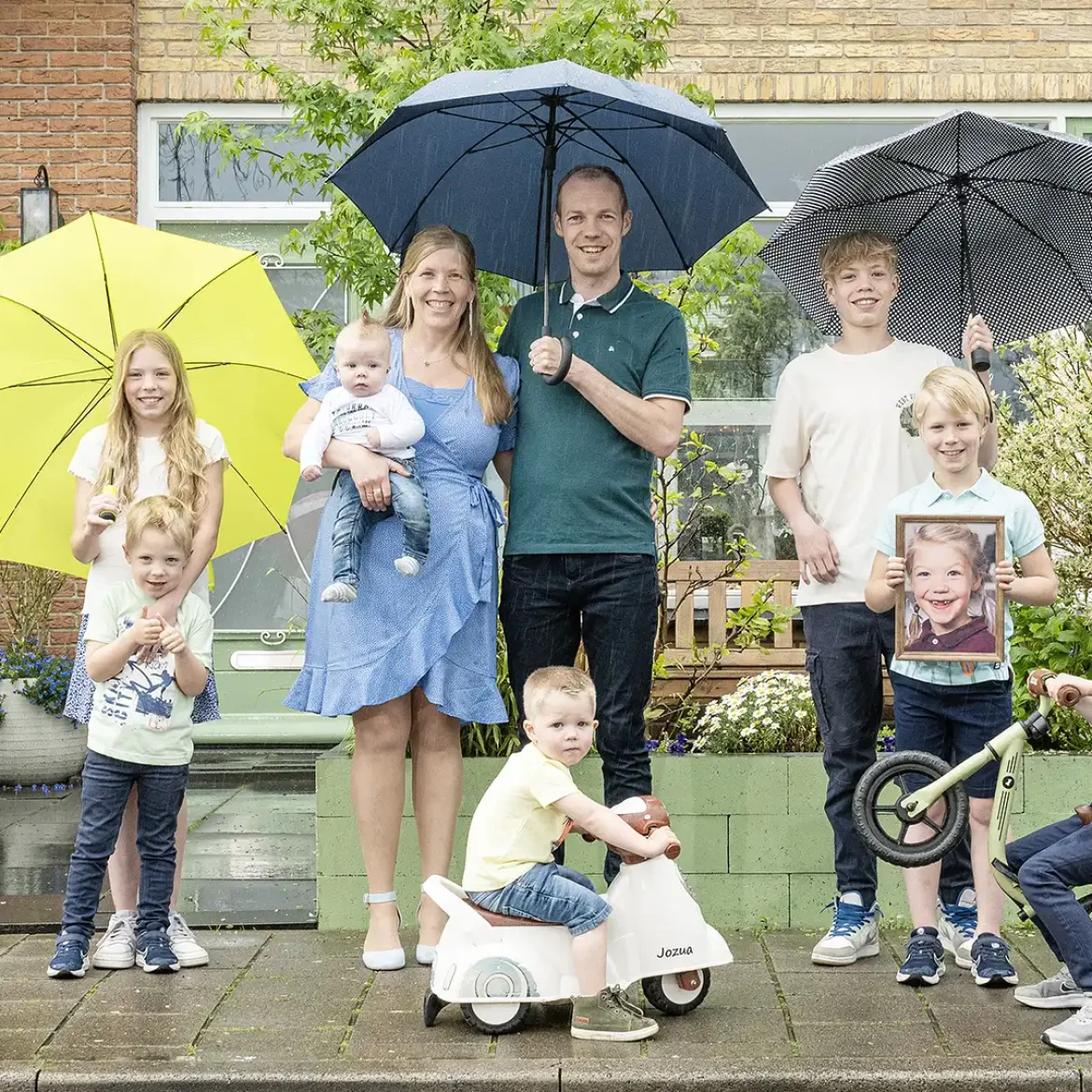 De familie Blom uit 'Een Huis Vol' poseert op de stoep