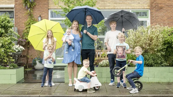 De familie Blom uit 'Een Huis Vol' poseert op de stoep