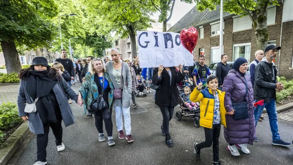 Mensen lopen mee met de stille tocht die in 2022 werd georganiseerd voor de 9-jarige Gino