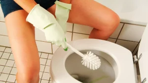Thumbnail voor Zó vaak moet je je toiletborstel vervangen (en wist je al dat je 'm ook moet schoonmaken?)