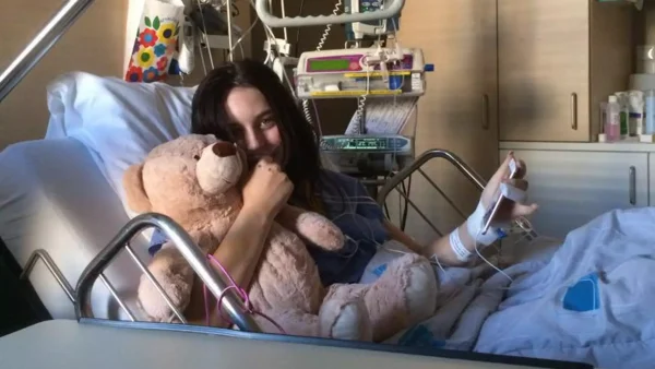 Manon (24) verloor onderbeen door ongeluk: 'Wist drie jaar lang niet wie dit veroorzaakt had'