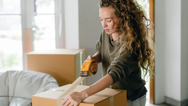 vrouw pakt doos in