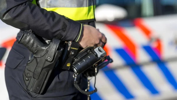 Politieagent in Delft waar twee vrouwen zijn gevonden