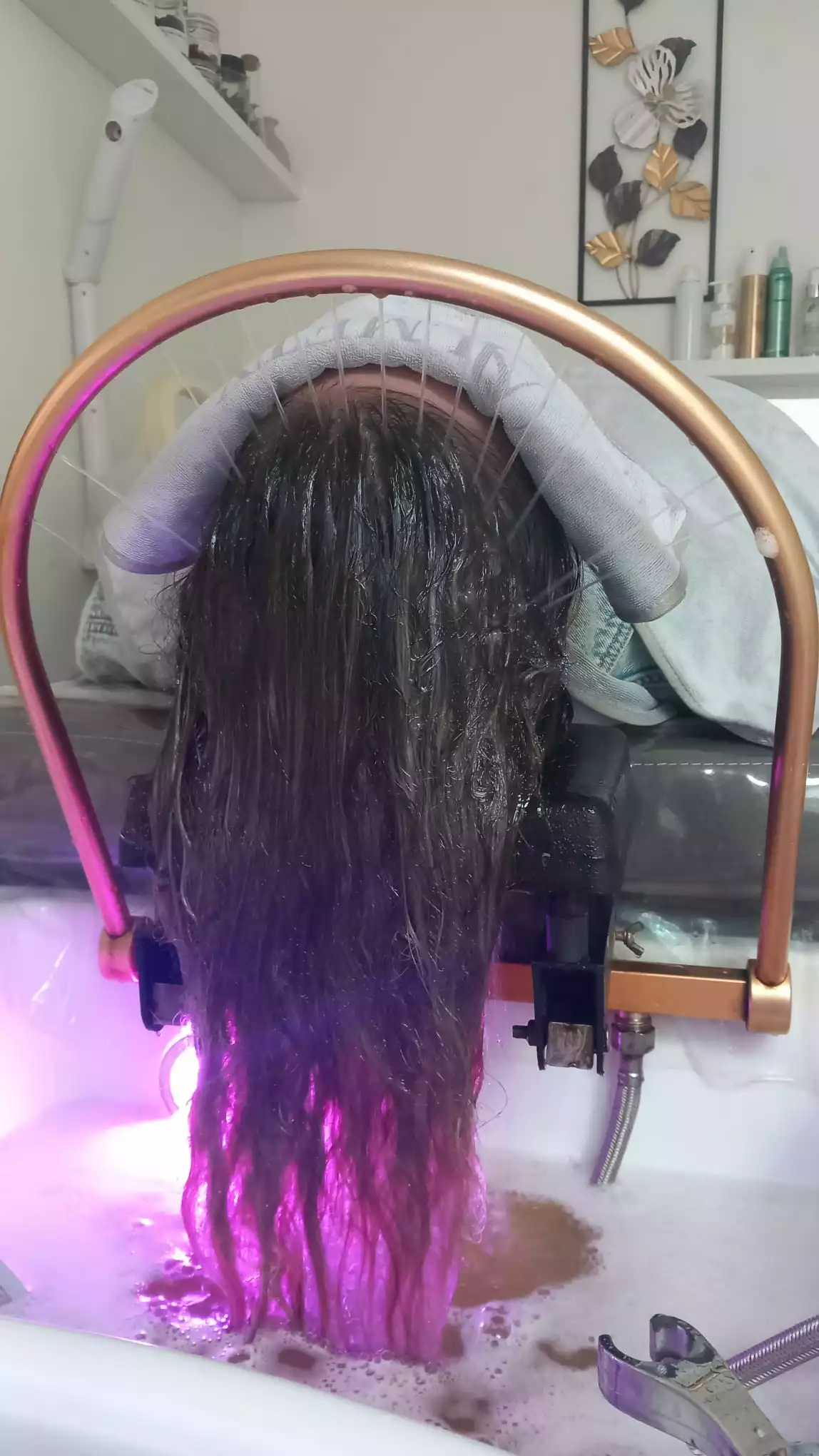 vrouw hangt met haar haren in de wasbak tijdens headspa