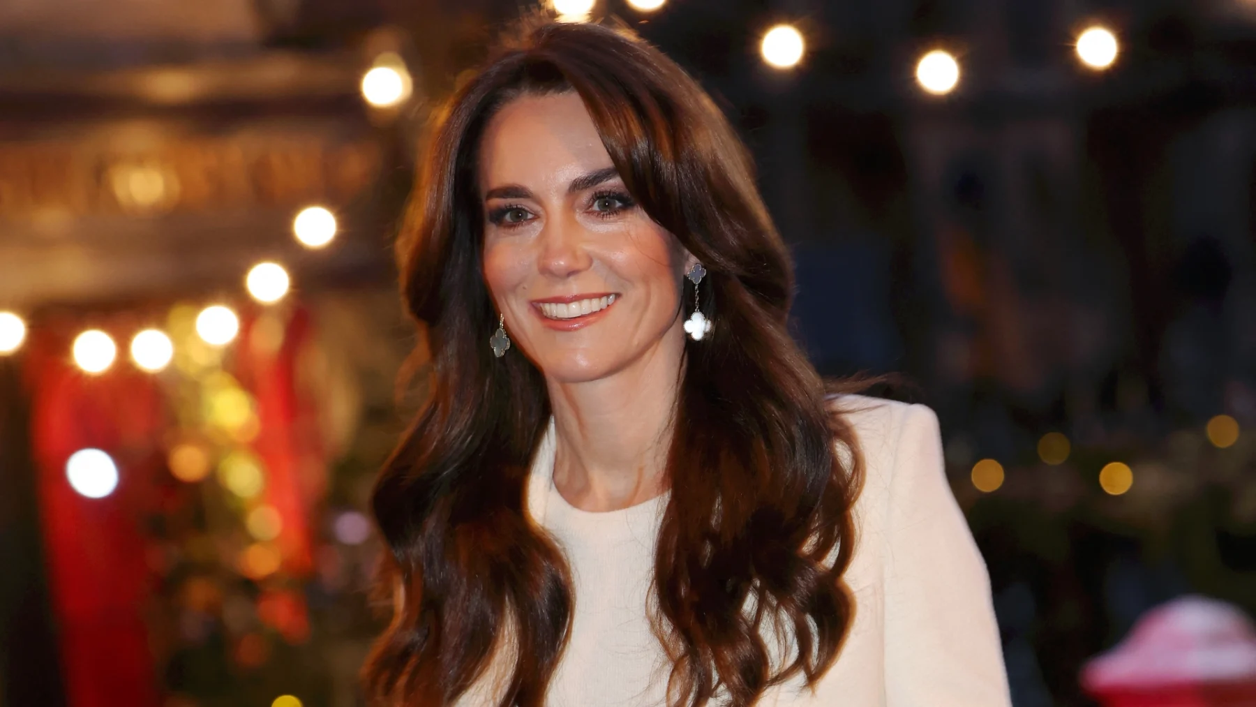 Catherine en haar kinderen maken kerstpakketten voor gezinnen die in armoede leven
