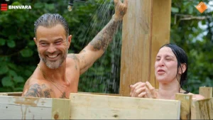 Thumbnail voor Arie Boomsma en Raven stappen samen onder zelfgebouwde douche in 'Boerderij van Dorst'