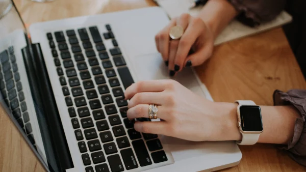 Foto van een vrouw achter een laptop | ter illustratie bij oplichting