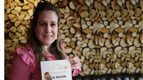 Claire met haar boek over rouw