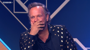 Thumbnail voor Carlo Boszhard valt van zijn stoel door onthulling van déze bekende in 'The Masked Singer'