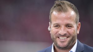 Thumbnail voor Of Rafael van der Vaart net zo kan schaatsen als voetballen? Nou... kijk zelf maar