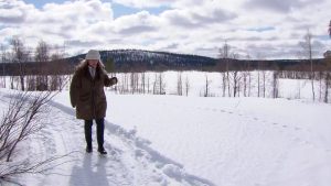 Thumbnail voor Margreet moet 's nachts buiten naar de wc in 'Winter Vol Liefde': 'Een traditionele Zweedse poepdoos'