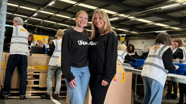 Linda de Mol en Noa Vahle bij de inpakdag van de LINDA.foundation