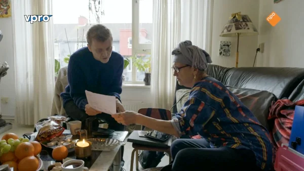Nicolaas schrikt van Elma's financiële situatie: 'Je leeft van 5 euro per week?'