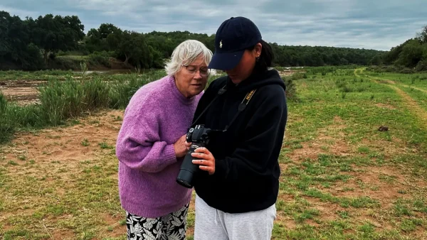 Chelsea gaat op safari met haar oma