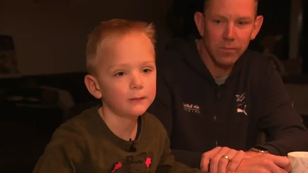 Schermafbeelding van Milo in Hart van Nederland, die deze week een korte broek draagt voor kinderkanker