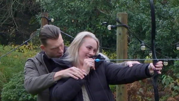 Maurice en Verena zijn samen aan het boogschieten in 'Lang Leve de liefde'